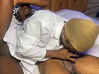 Petite infirmière ébène chevauche BBC patient service domicile