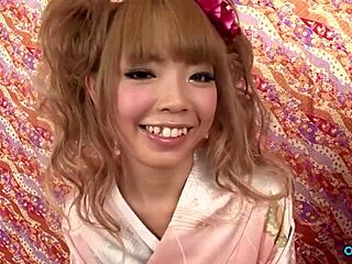 Whoa she spreads legs wide for two guys toyin her before facial blast!