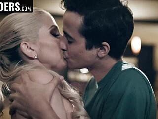 Belle-mère chevauche cowgirl et deepthroate mieux que ton père en tabou roleplay