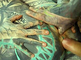 Ragazza Tatuata Prende Martellamento Intenso al Culo