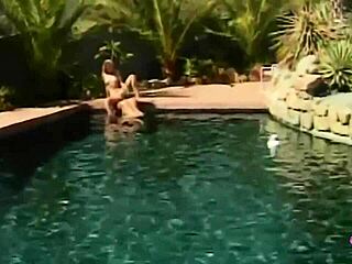 Deux blondes aux gros seins en bikini se doigtent et lèchent les chattes jusqu'à l'orgasme en bord de piscine