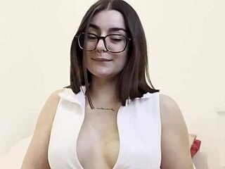 Nie mogę przestać drażnić ciasnej mokrej cipki i małych cycków mojej przyrodniej siostry w olejowym zbliżeniu