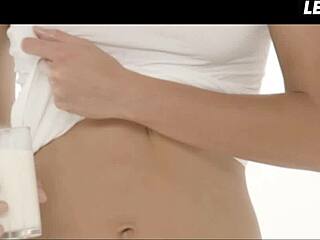 בחורה אוקראינית חושנית נאנחת חזק מכוס צרה נמתחת בדוגי מזין חרמן בפנטזיה HD