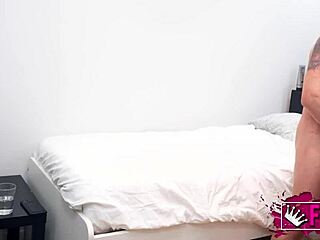 Zoe Bombon rencontre des mecs pour des baises rudes en chambre sur Fakings