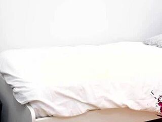Zoe Bombon rencontre des mecs pour des baises rudes en chambre sur Fakings