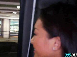 Alina Li supplie pour des queues en balade bus public