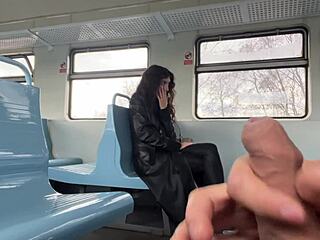 J'ai sorti ma bite dans le train et choqué cette inconnue à mort