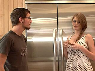 Jolie chatte de Faye Reagan s'étire autour d'énorme bite
