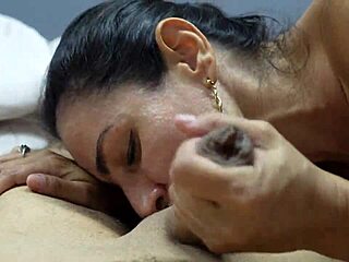 Cuore che batte forte succhiando il cazzo grosso del figliastro cowgirl parte uno