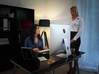 וואו, ולנטינה נאפי וצ'רי קיס משתוללות בשפשוף כוסות ומתיזות בעבודה 😈💦