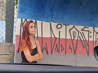 Putain je risque la branlette en rue en exhibant jupe à l'étudiant bus humilié !