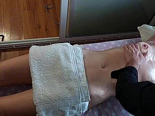 تدليك زيتي يثير أخ الزوجة لنهاية لزجة