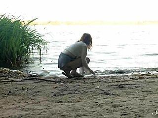 Tu veux voir cette rousse mignonne 18+ doigter sa chatte rasée jusqu'à l'orgasme sauvage au lac ?