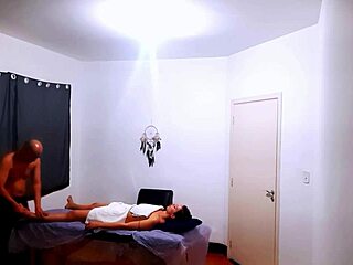 Femme en chaleur écarte sa chatte trempée pour la grosse bite du masseur