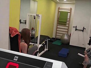 Jeune sportive 18+ échange son corps pour du cash et baise en extérieur