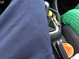 Belle-mère française aux gros seins chope la énorme bite de son beau-fils en tripotant ses nichons en voiture