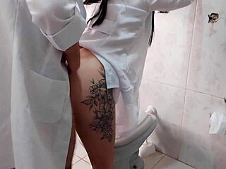 enfermeira latina fode com pauzudo no banheiro hospitalar 🍆🚽