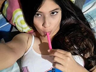 Baby-sitter colombienne aux gros seins naturels te fait jouir deux fois 😈🍆💦