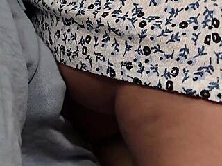 غريب يمسك كس أشقر عصيري زب في القطار يقذف في الملابس الداخلية