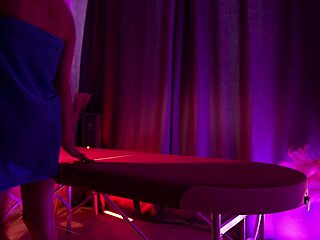 Whoa, tattooed babe gets penetrated deep in oily massage 😍💦