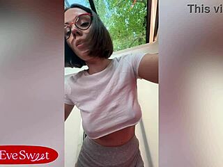 Je mouille grave en chevauchant mon gode en pensant à ta bite Eve Sweet