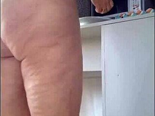 Tease micro bikini de la madrasta fait bander l'entendo à mort !