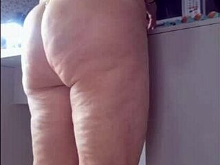 Tease micro bikini de la madrasta fait bander l'entendo à mort !