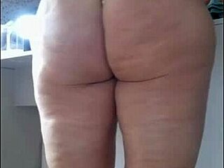 Tease micro bikini de la madrasta fait bander l'entendo à mort !