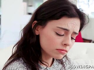 Belle-bite du beau-papa étire ma bouche en entraînement pipe