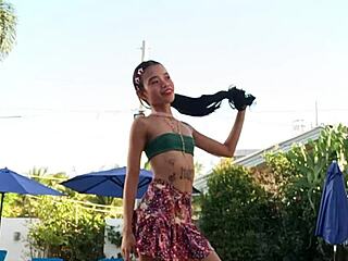 Et si la petite princesse 18+ affronte une bite monstrueuse qui attaque ses trous serrés non-stop ?