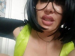 Matrigna lancia incantesimo giantess sul figliastro e diventa troia con tette enormi da adorare
