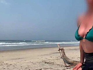 Elle branle sans s'arrêter jusqu'à mon éjac devant tout le monde