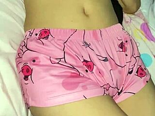 Papa, mate mes pyjamas... envie de les enlever à cette innocente 18+ ?