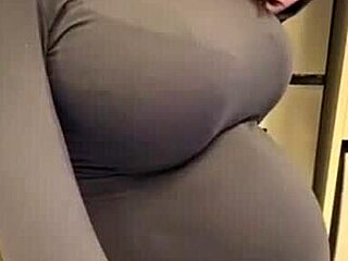 Mamă vitregă gravidă! Sânii lăptoși ies din sutienul roșu acum