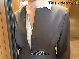 Collègues en collants au bureau supplient pour ma bite dans la pièce d'à côté ?