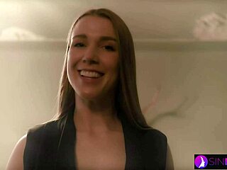 Alexis Crystal se fait niquer par des bites monstres dans un gangbang DP torride à Sindeluxe