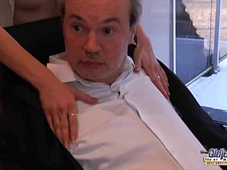 Secrétaire jeune 18+ je chevauche bite boss au bureau écarte jambes pour défonçage chatte puis suce avale parfait