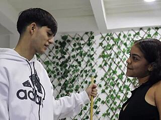 Belle-mère perverse apprend la piscine à sa belle-soeur latina puis défonce sa chatte serrée