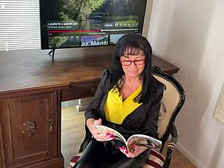 Elle secoue ses nichons pendants en journée relax dehors
