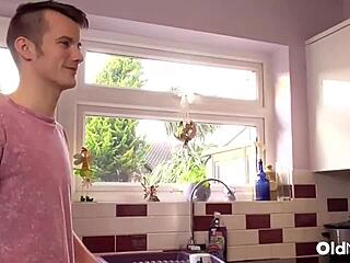 Lacey Starr mature suce et prend en doggy hardcore avec Sam