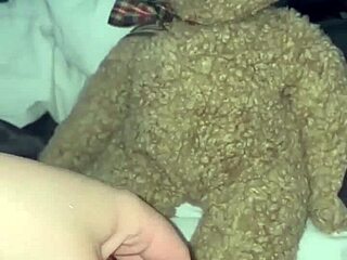 Belle-sœur musulmane de luxe se branle folle pour grosse bite noire à Beverly Hills