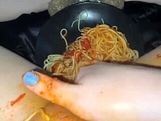 Belle-sœur musulmane de luxe se branle folle pour grosse bite noire à Beverly Hills