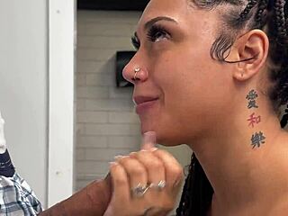 طيز هوني السوداء المقوسة تُدق بزب أسود هائل غرفة ملابس