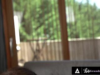 Corps épais mamie swinger mature Montse adoré par monstres bites