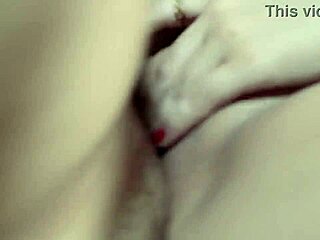 Belle-soeur t'es en train de mater du porno ? Lâche ça je préfère baiser ta chatte serrée moi-même