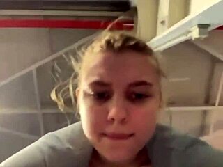 Entraînement gym teen mène à baise hardcore doigtage orgasme gros seins chatte
