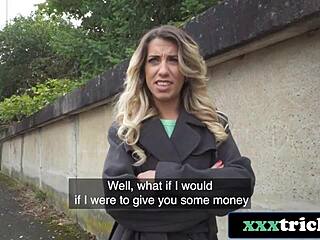 Blonde françoise sexy chope du cash pour baise publique en pickup, chevauche grosse bite et avale en gorge profonde