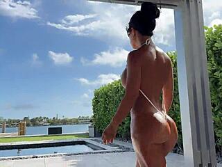 Latina huilée au bord de la piscine agite ses gros nichons et cul en BJ fétichiste POV