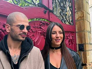 Venus ta salope milf gros seins naturels prend anal dur