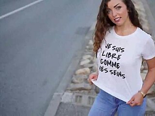 Regarde ces salopes en t-shirt mouillé lingerie flashent tout en public